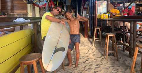 La storia di Massimo: in Brasile per insegnare surf e gestire un ristorante (con cuoco barese)